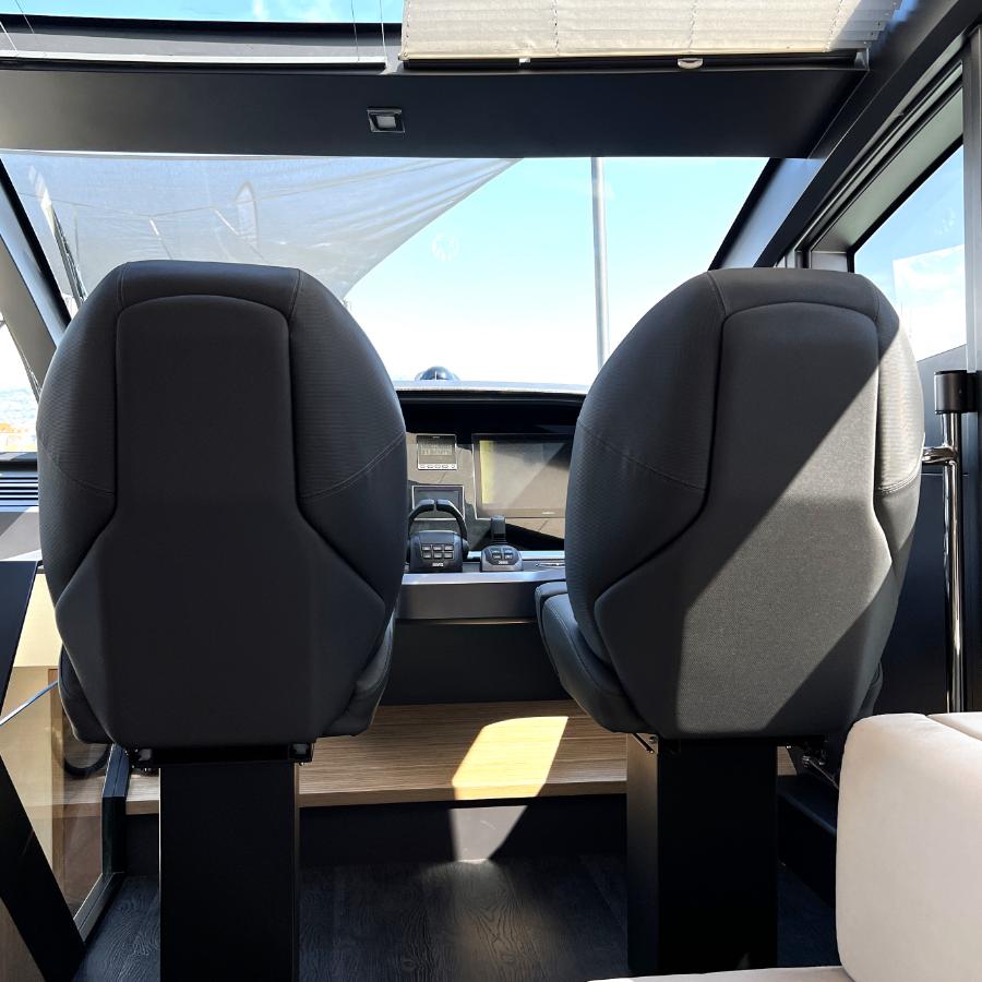 Vista da dietro delle poltrone pilota p 455 apache nella cabina di comando